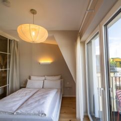 Boardinghouse-Schlafzimmer-mit-Balkon