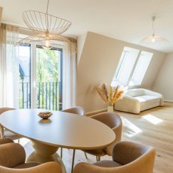 Boardinghouse-Wohnung-Sitzbereich-mit-Designlampe